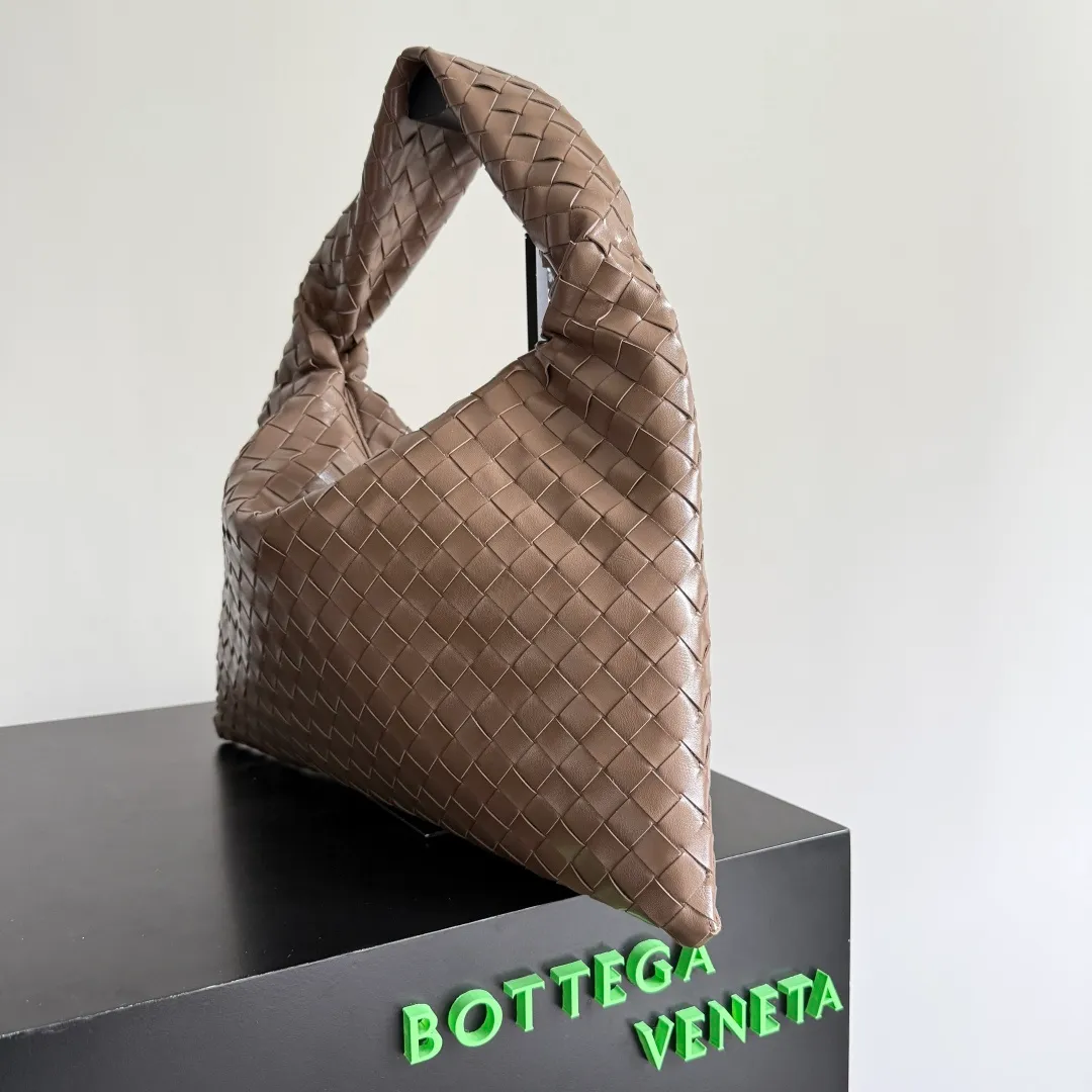 Batch 1960 It seems that this bag from BV has been popular recently ~ The new Hop is really not too beautiful. The whole bag has no seams. The bag body and handles are made of one piece of leather. It reflects the style and essence of Bottega Veneta. It truly represents craftsmanship and creativity. The large size has a very loose and lazy upper body. Big bag lovers will definitely not regret buying it. Style number: 796262 Size: 46*21*10cm